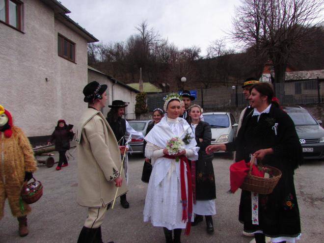 Realizácia September 2019 - Marec 2020.  Náklady na realizáciu:  - z prostriedkov Fondu na podporu umenia 2000,00 EUR,  - z prostriedkov obce 209,00 EUR.  Obec týmto úprimne ďakuje Mgr. Ľudmile Jancovkovej za tematické vypracovanie projektového zámeru.