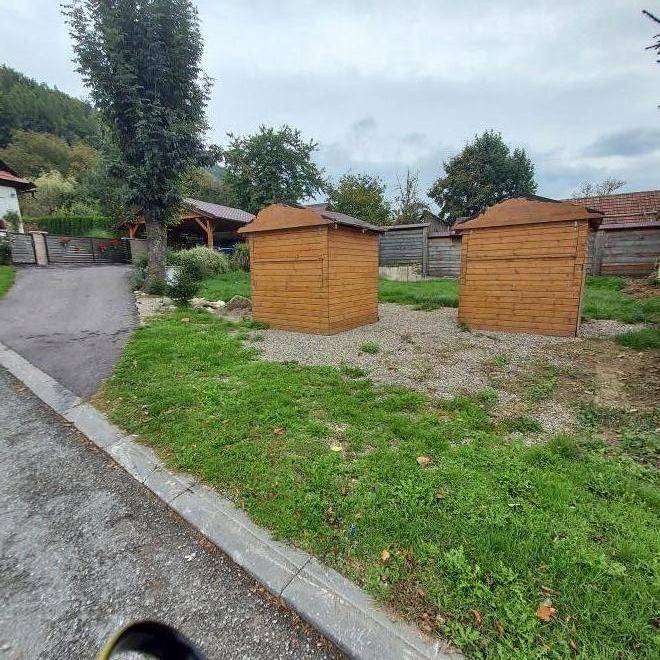 Realizácia Jún - December 2020.  Náklady na realizáciu z prostriekov obce:  - predajné stánky 150 EUR/KS,  - terénne úpravy a štrk 100,00 EUR/KS.  Vykonané práce - búranie nehnuteľnosti, vyrovnanie nerovností pozemku, osadenie dvoch predajných stánkov.