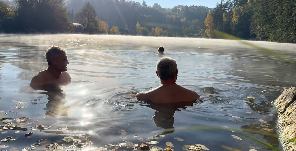 Olomučanský klub otužilců OKO Vás zve v neděli 26.10.2025 od 16:00 na Bahňák, kde se bude konat 1. valná hromada. Program:  zahájení otužilecké sezóny, ROZPLAVÁNÍ, zkouška hloubky a struktury dna rybníka  diskuze o cílech a záměrech klubu, i ve vztahu k VÝLETIŠTI BAHŇÁK posezení u ohně se špekáčky, čajem, kávou a také STUDENÝMI nápoji  K dispozici bude zázemí budovy Výletiště Bahňák. Všichni členové, nečlenové, zájemci, fanoušci a lidé hledající vnitřní, či vnější energii jsou srdečně zváni!  Motivační video *Motivační video OKO 2025* OKO oko38.webnode.cz