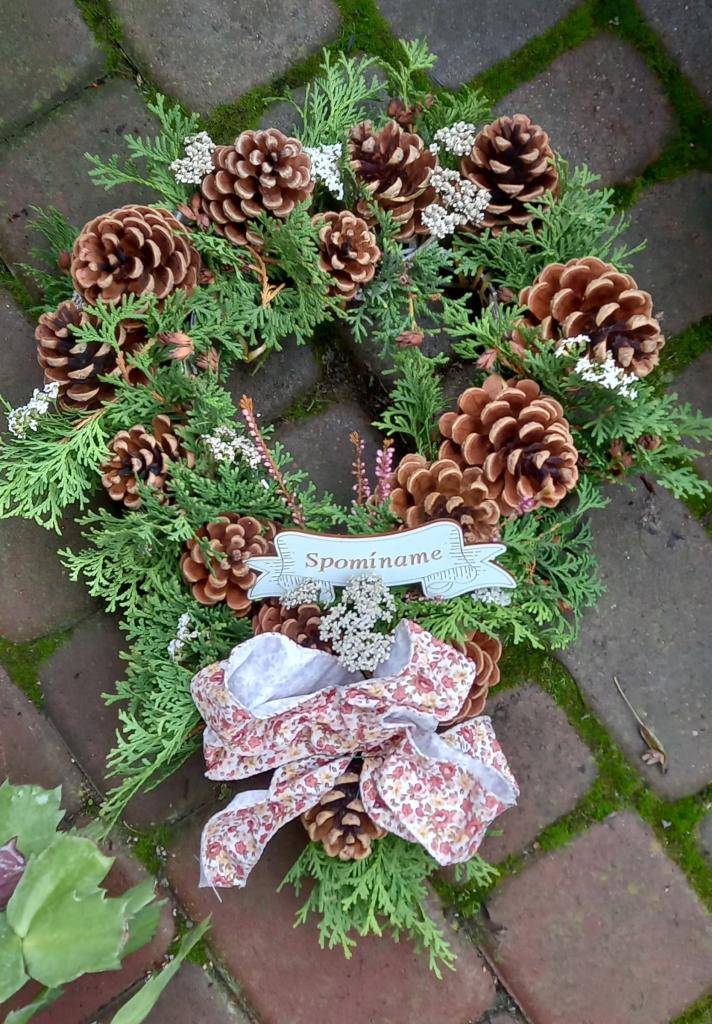 V tomto období prichádza na cintoríny viac ľudí, aby si zaspomínali na blízkych, očistili a ozdobili hroby. S tým je spojená zvýšená produkcia odpadu na cintoríne. Kontajnery a miesta okolo nich sú zaplnené plastovými kyticami a iným odpadom, ktorý väčšinou končí „pochovaný“ na skládkach odpadu.