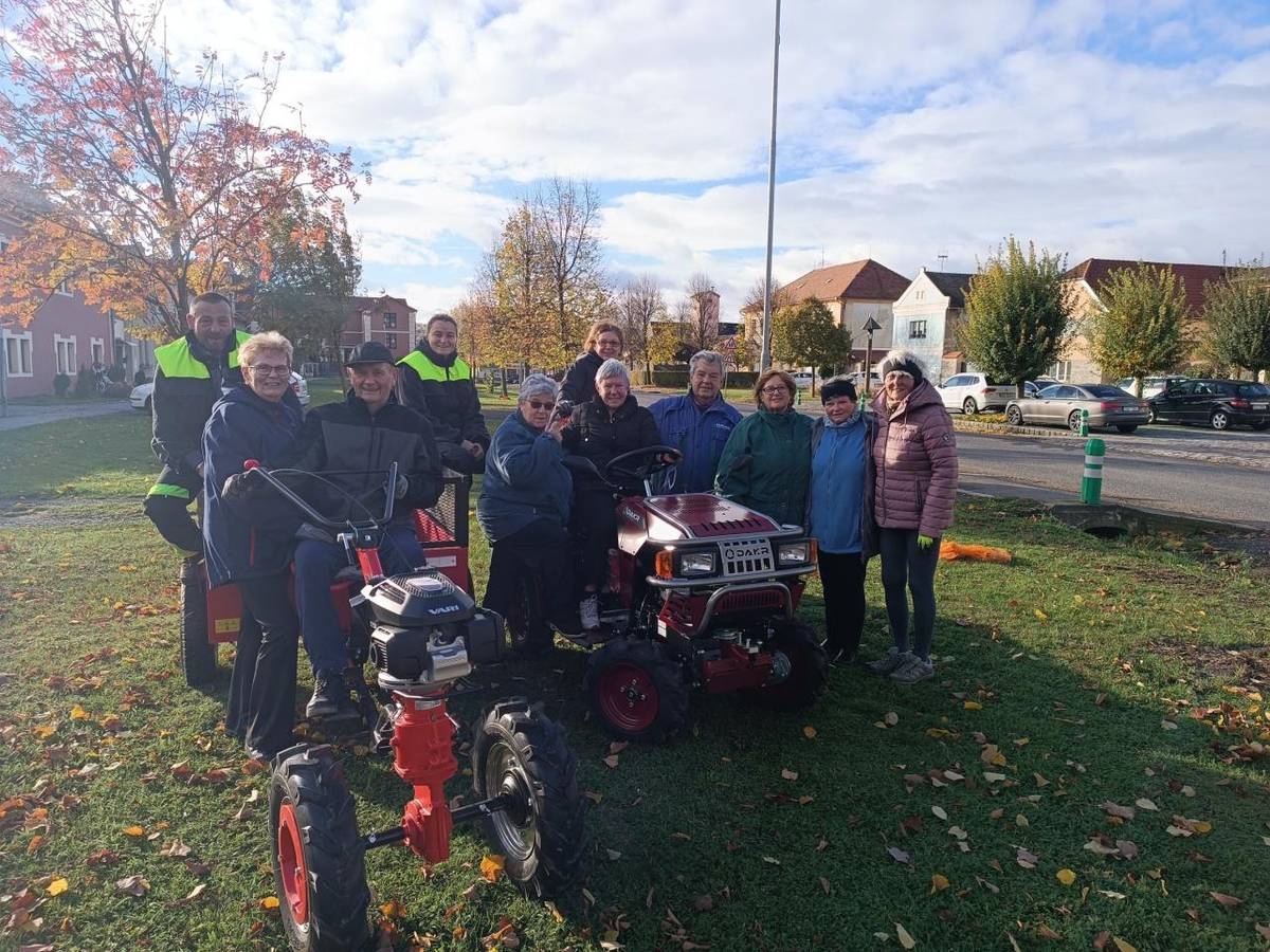 V pátek 24. října dopoledne se na návsi v Radovesicích sešli zaměstnanci obce spolu s několika dobrovolníky, aby společnými silami vysázeli nové cibuloviny.
