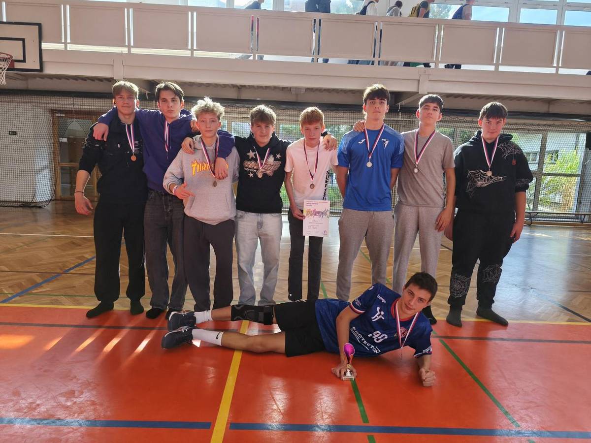 Naše první účast ve školních míčových soutěžích a starší žáci si přivezli medaile za 3. místo!!