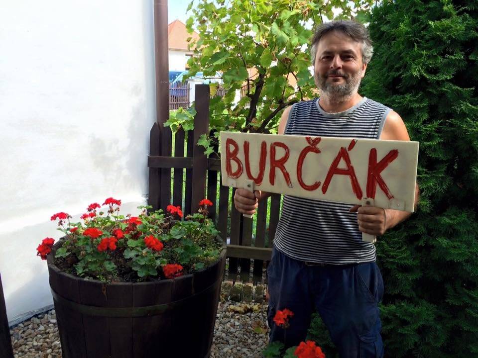 Vinařství Holánek přijede dnes (23.10.) s pojízdnou vinotékou. Tento týden přiveze červený i bílý burčák, vína sudová 80-90 Kč/litr, vína lahvová výběr z hroznů, pozdní sběr 150-250 Kč. Vinotéka bude stát od 13:25  -  13:45 u Obecního úřadu.