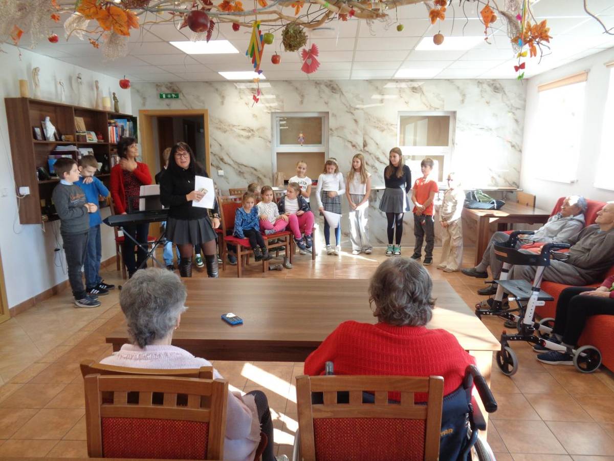 V dnešný deň k nám zavítali detičky zo ZŠ s MŠ v Tepličke nad Váhom. Starkým spríjemnili doobedie recitovaním, spevom, hrou na klavír či veselým divadielkom. Pani učiteľka Baková a Sedlická sprevádzali detičky a za nacvičený program veľmi pekne ďakujeme.