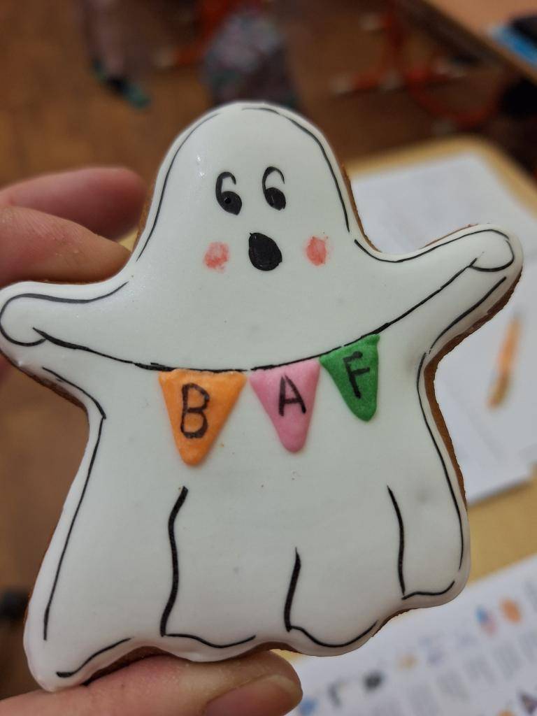 Poslední školní den před podzimními prázdninami byl ve znamení svátku Halloween, který patří v anglicky mluvících zemích hlavně dětem. A všechny děti ve škole dnes dostaly dárek od druháka Míši, který přinesl pečené duchy. Děkujeme!