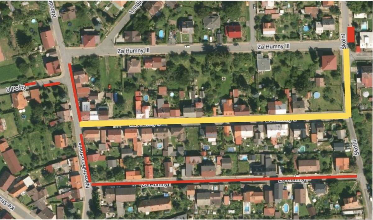 Rádi bychom Vás informovali, že od pondělí 27.10.2025 bude zahájena rekonstrukce ulic. Bude se začínat v ulici Za Humny II a část ulice Školní od ulice Za Humny III do ulice Za Humny II viz žlutá čára na mapce. Zde bude momentálně probíhat frézování vozovky a připojování dešťové kanalizace. Po dobu stavebních prací nebude možné v této ulici parkovat ani nebude průjezdná. Na červeně označených místech můžete nechávat svá vozidla. Další parkovací místa jsou za knihovnou nebo vedle Senior Home. Rádi bychom Vás také požádali o umisťování popelnic na komunální odpad i bio odpad do ulice Národního Odboje. Děkujeme občanům i návštěvníkům za pochopení a trpělivost po dobu rekonstrukce.