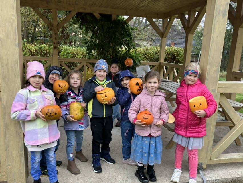 Tento týden se konala oblíbená akce "Dýňování ve školním altánku" pro obě dvě oddělení školní družiny.