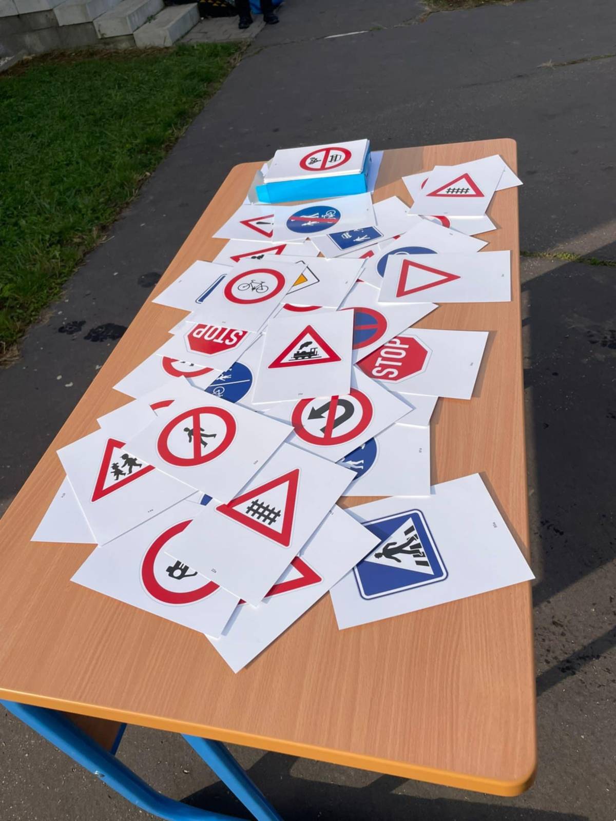 Nový školní rok je v plném proudu a Městská policie opět vyráží do škol s preventivními programy. Děti se učí o bezpečném chování na internetu, digitální stopě i v rámci projektu Kyberakademie. Nezapomínáme ale ani na ty nejmenší – předškoláci si na konci září užili dopravní den u ZŠ Školní, kde si vyzkoušeli přecházení, jízdu na koloběžce i poznávání dopravních značek🚦  Více o našich aktivitách najdete na webu 👉Městská policie: prevence i zábava pro děti: Strážnice