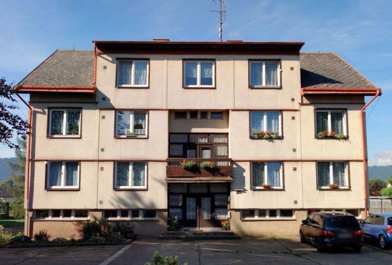 Broumov IV, Příčná č. p. 279, byt č. 2, velikost 1+1, celková plocha 37,31 m2. Byt je po rekonstrukci, v 1. podlaží. Má dvě místnosti, kuchyň není vybavena kuchyňskou linkou, bez spotřebičů. V koupelně je sprchový kout, WC oddělené. Byt se vytápí elektrokotlem. Okna se směřují do zahrady. Velikost pokojů: kuchyň – 7,86 m2, pokoj – 17,14 m2 Byty jsou přidělovány formou výběrového řízení. Podrobné informace, včetně kontaktu pro případné doplňující dotazy, jsou zveřejněny na webových stánkách města – viz odkaz https://1url.cz/OJfVI. Odbor správy majetku města MěÚ Broumov