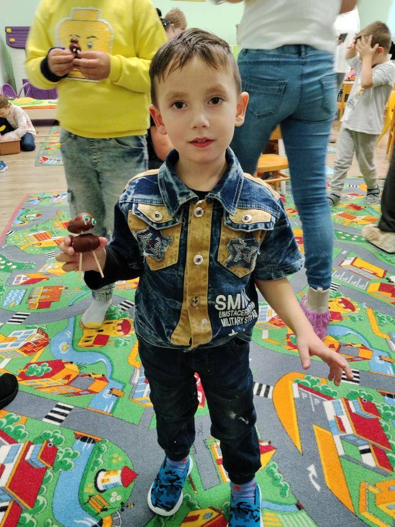 Tento týždeň sme sa venovali téme „Čo nám radí počasie“. Ráno bolo plné rozhovorov o zmenách v prírode, počúvania rozprávok a pozerania naučeného videa, ktoré nám ukázalo, čo môžeme od jesene očakávať. Deti s nadšením rozprávali o daždi, vetre, slnku aj hmle a spoločne sme skúmali, ako tieto zmeny o