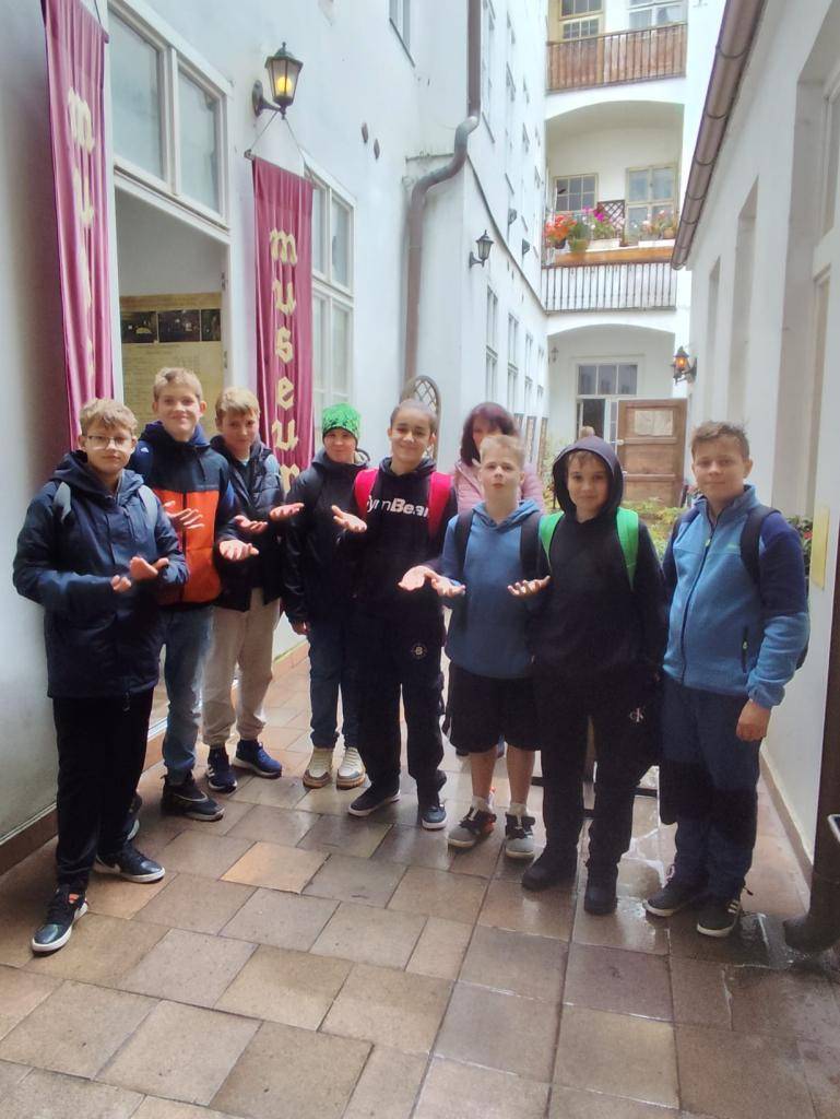 Ve středu 22. 10. vyrazili naši sedmáci do Prahy na exkurzi. Navštívili zde Národní muzeum, Klementinum a Muzeum pražských pověstí. Dozvěděli se tak mnoho o naší historii a mohli si prohlédnout mimo jiné také středověký opis Kosmovy kroniky...