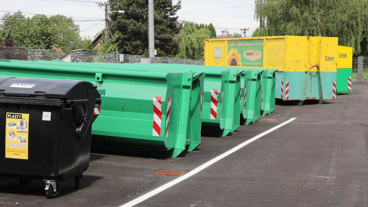 V době státního svátku, v úterý 28. října 2025 bude od rodinných domů proveden svoz směsného komunálního i biologicky rozložitelného odpadu dle harmonogramu jako v běžných dnech.  V tento den budou všechny sběrné dvory na území města Havířova uzavřeny. https://havirov-city.cz/aktuality/svoz-odpadu-ve-statni-svatek-28-rijna