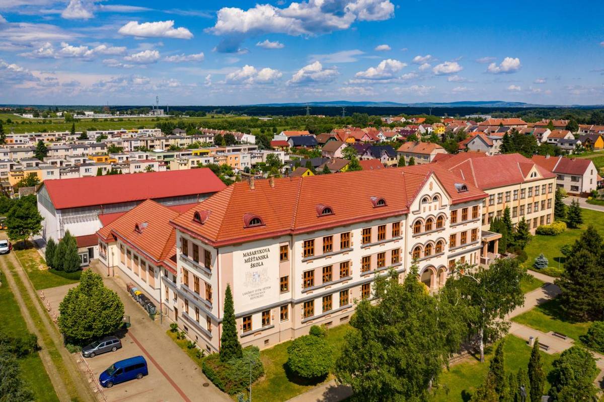 Rádi bychom tímto veřejně poblahopřáli Mgr. Evě Klvaňové k úspěšné obhajobě mandátu ředitelky Masarykovy Základní školy v Lanžhotě. Výběrová komise minulý týden doporučila radě města její jmenování, a ta ji na svém řádném zasedání ve funkci potvrdila.  Pro více informací rozklikněte.