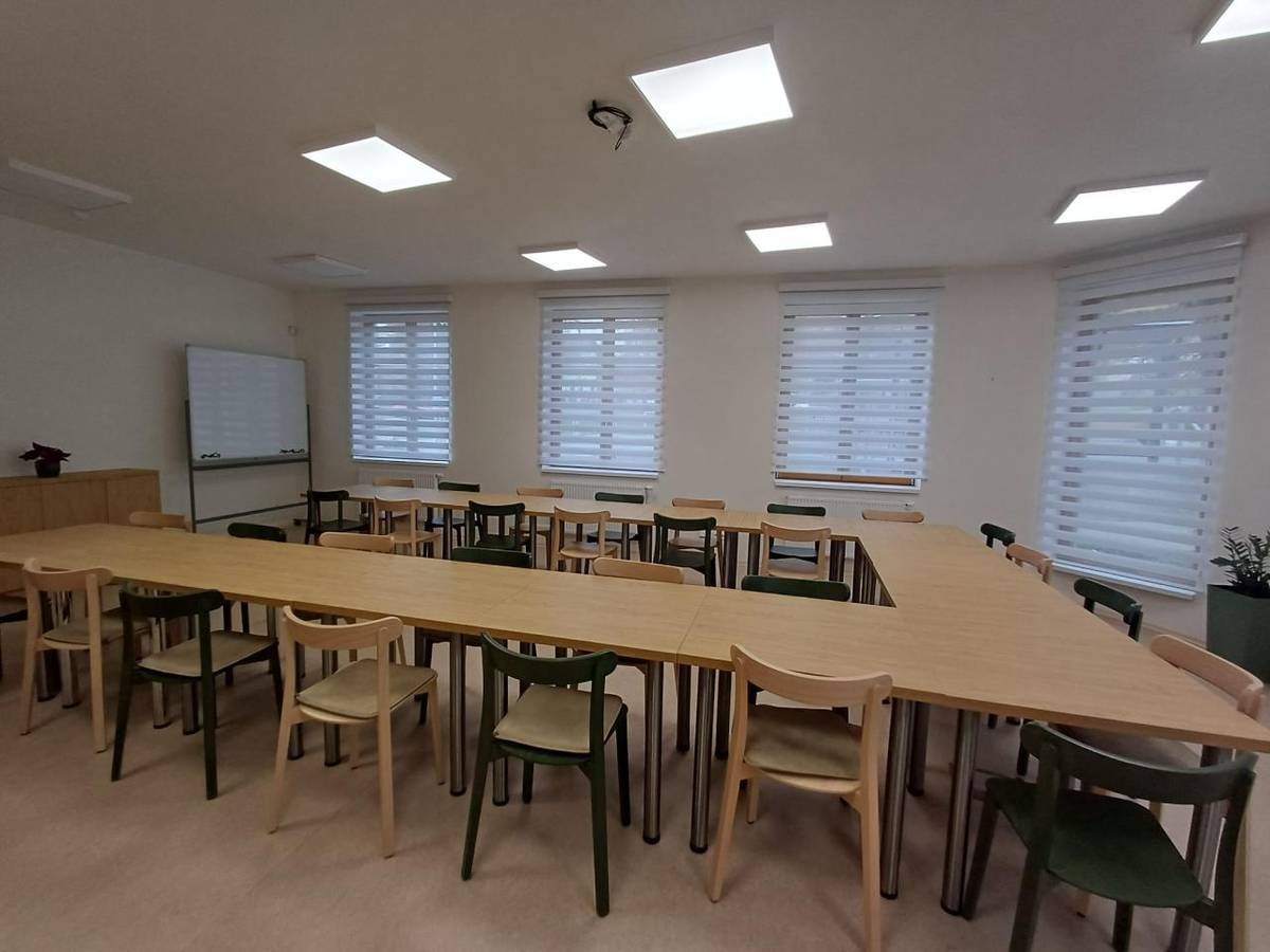 Nové prostory v přízemí budovy obecního úřadu jsou již plně vybavené a připravené sloužit pro různé akce a setkání. Velká zasedací místnost se šatnou a zázemím už přivítala první návštěvníky – čtenářky z čtenářského klubu spolu s paní knihovnicí Danou Černou.