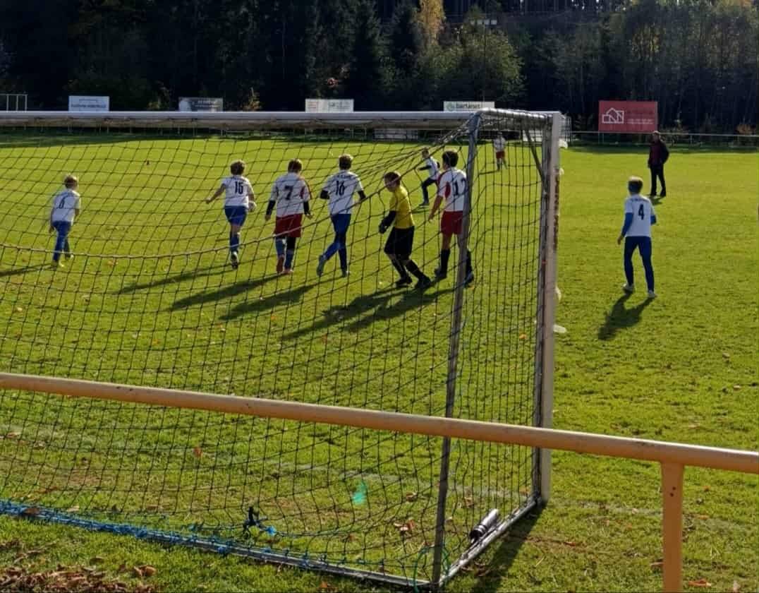 POZVÁNKA NA FOTBALOVOU SOBOTU POD KAŠTANY FK Dolní Kalná zve všechny fanoušky na sobotní fotbalová utkání, která se hrají na hřišti  Pod Kaštany v Dolní Kalné. V sobotu, 25. října 2025, přivítá "A" mužstvo dospělých v krajské 1.B třídě desátý celek tabulky FK Chlumec nad Cidlinou "C". Začátek utkání je již ve 14.30 hodin. Připraveno je bohaté podzimní občerstvení a hodnotná poločasová  tombola. V předzápasech se představí mužstva mládeže FK Dolní Kalná. Od 10.00 hostí mladší přípravka v dvojzápase mužstvo TJ Lánov a od 12.00 mladší žáci rovněž v dvojzápase mužstvo TJ Jiskra Podhůří/Vrchlabí"B" Všichni fanoušci jsou srdečně zváni, přijďte hráče povzbudit k co nejlepšímu výkonu.