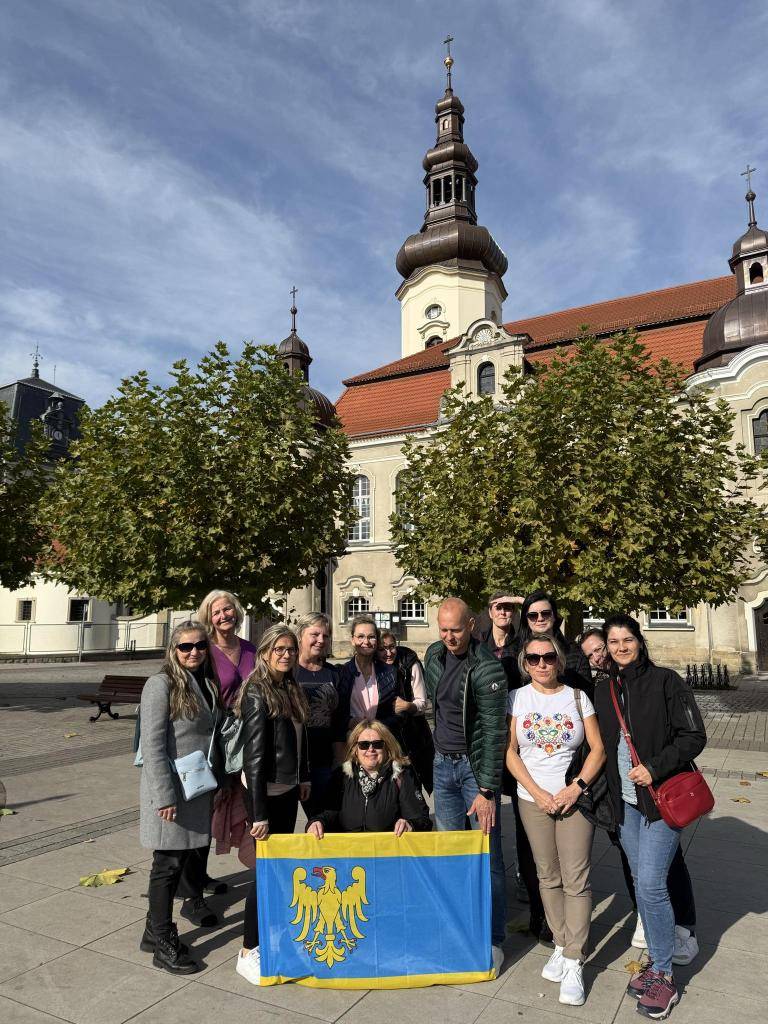 Ve dnech 21.–22. října 2025 se zaměstnanci Centra pro seniory Holešov zúčastnili pracovní stáže v partnerském městě Pszczyna.  Cílem stáže bylo poznat systém sociálních služeb v Polsku, zejména v oblasti péče o seniory.