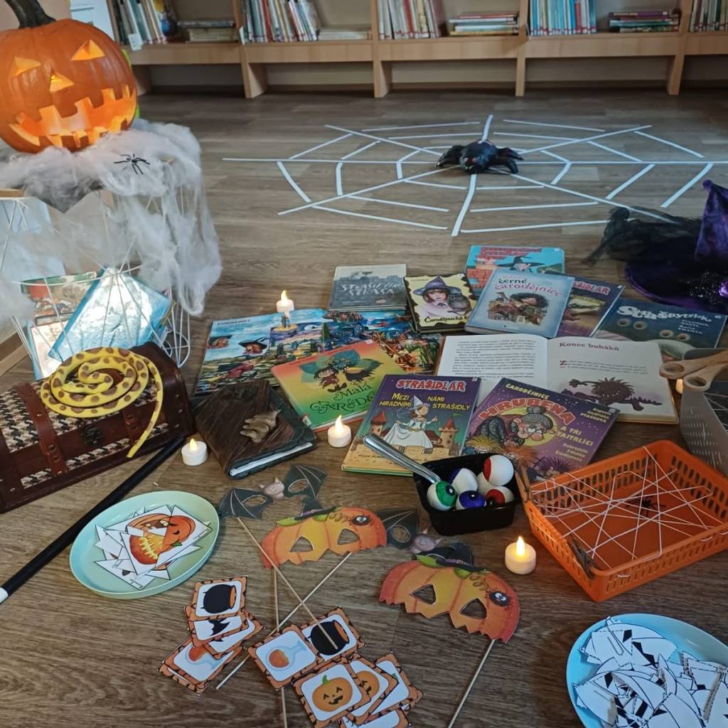 Včerejší dopoledne si u nás užily ty úplně nejmenší děti. Četly se pohádky, kouzlilo se s čarodějnicí, plnily se úkoly, tvořilo se… a nikdo se nebál ani pavoučků či hada Abrakase!