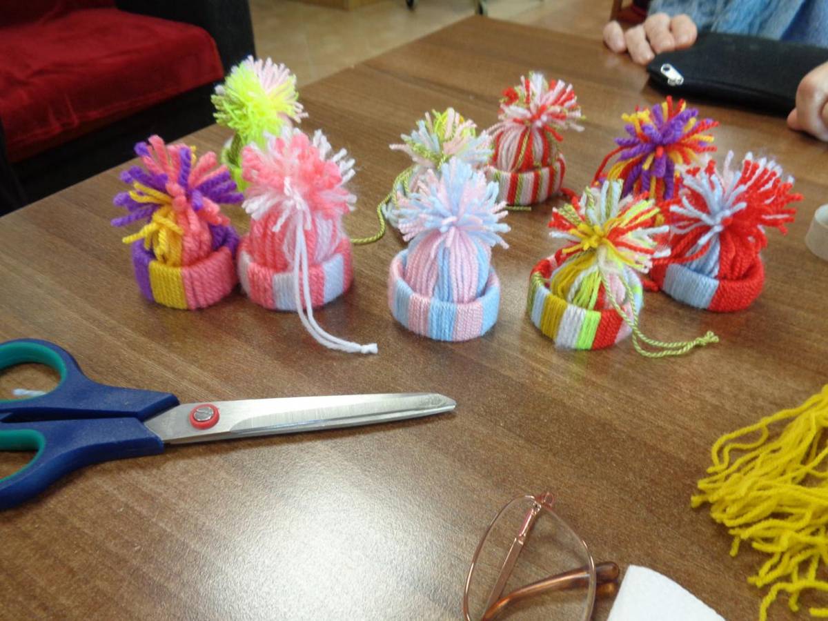 Vonku máme krásnu jeseň. Lístie hýri farbami, deň sa skracuje.. To je signál, že zima je za dverami a treba sa pripraviť :) Preto naši starkí za asistencie Zuzky prichystali teplé čiapočky. Síce také mini, ale aj to sa ráta. Práca im išla pekne od ruky a čiapočky sú krásne. Veď posúďte sami...