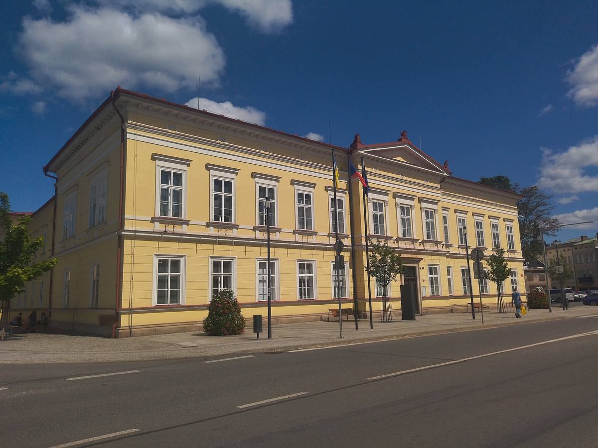 Město Broumov nabízí možnost slavnostního uvítání Vašeho dítěte v obřadní síni Městského úřadu Broumov. Termín – sobota 06.12.2025 Srdečně Vás tímto zveme na slavnostní obřad. Přihlášky prosím zašlete nebo osobně odevzdejte na správním odboru – matrika, Městského úřadu Broumov, 1. patro, kancelář č. 224. Následně obdržíte na Vámi uvedený kontakt pozvánku k účasti na slavnostním obřadu. Uzávěrka přihlášek je 14 dnů před konáním obřadu. Přihláška ke stažení ZDE. Podmínkou pro přihlášení je trvalý pobyt dítěte na území města Broumov a věk dítěte do 1 roku. Bližší informace Vám budou poskytnuty na MěÚ Broumov, třída Masarykova 239, 550 01 Broumov, odbor správní – matrika. Kontaktní osoba: Bc. Petra Chejnová, matrikářka, tel: 491 504 228, e-mail: chejnovap@broumov-mesto.cz