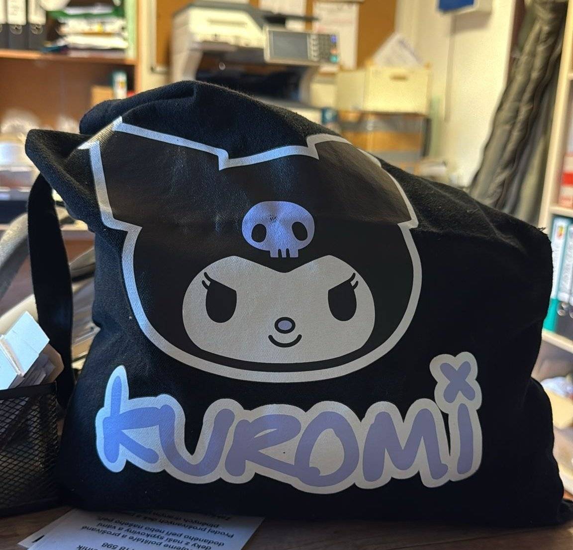 Dnes ráno nalezena taška na tělocvik na autobusové zastávce v Tuhani. K vyzvednutí bude na obecním úřadě.