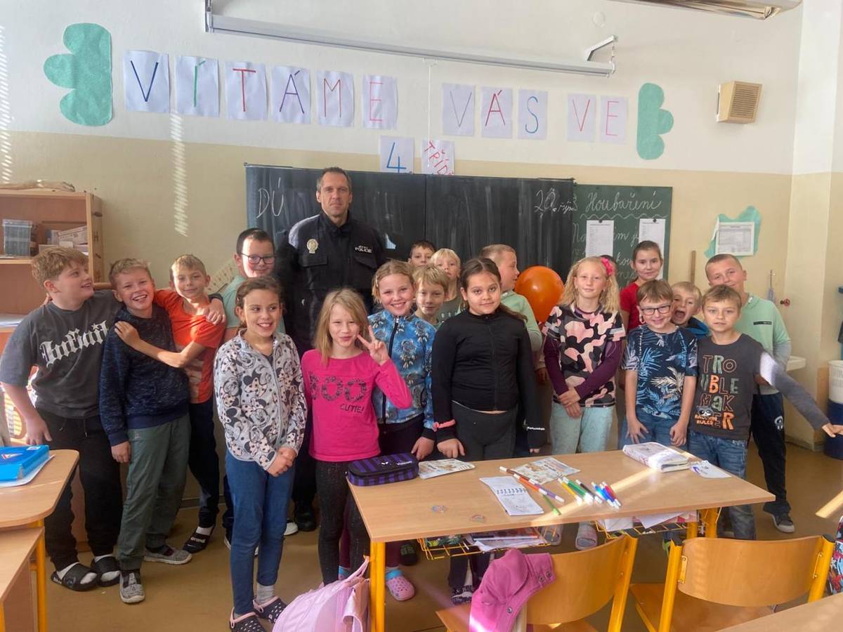 V pondělí 20. 10. probírali naši čtvrťáci otázky bezpečnosti se zástupcem Policie ČR. Čas od času je potřeba, aby si děti zopakovaly, jak se bezpečně chovat v běžném silničním provozu, ve společnosti ale i na internetu...