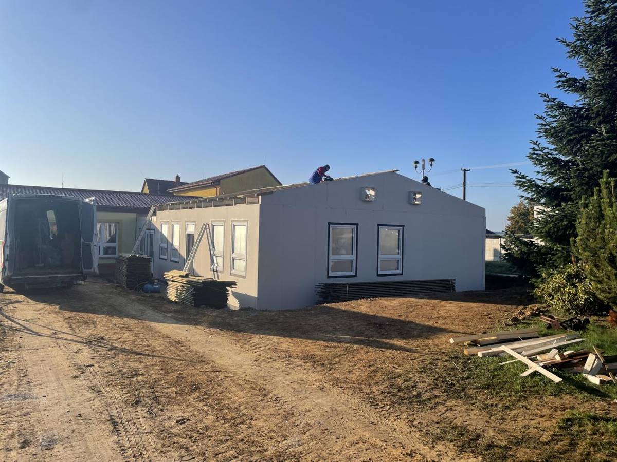 Přístavba pavilonu dětské skupinky pro 20 dětí je již ve fázi realizace. Nová část budovy už stojí a získává svou podobu. Dokončuje se střecha i fasáda. Podívejte se na fotky, jak stavba roste a jak bude brzy vypadat celé zázemí pro naše nejmenší.