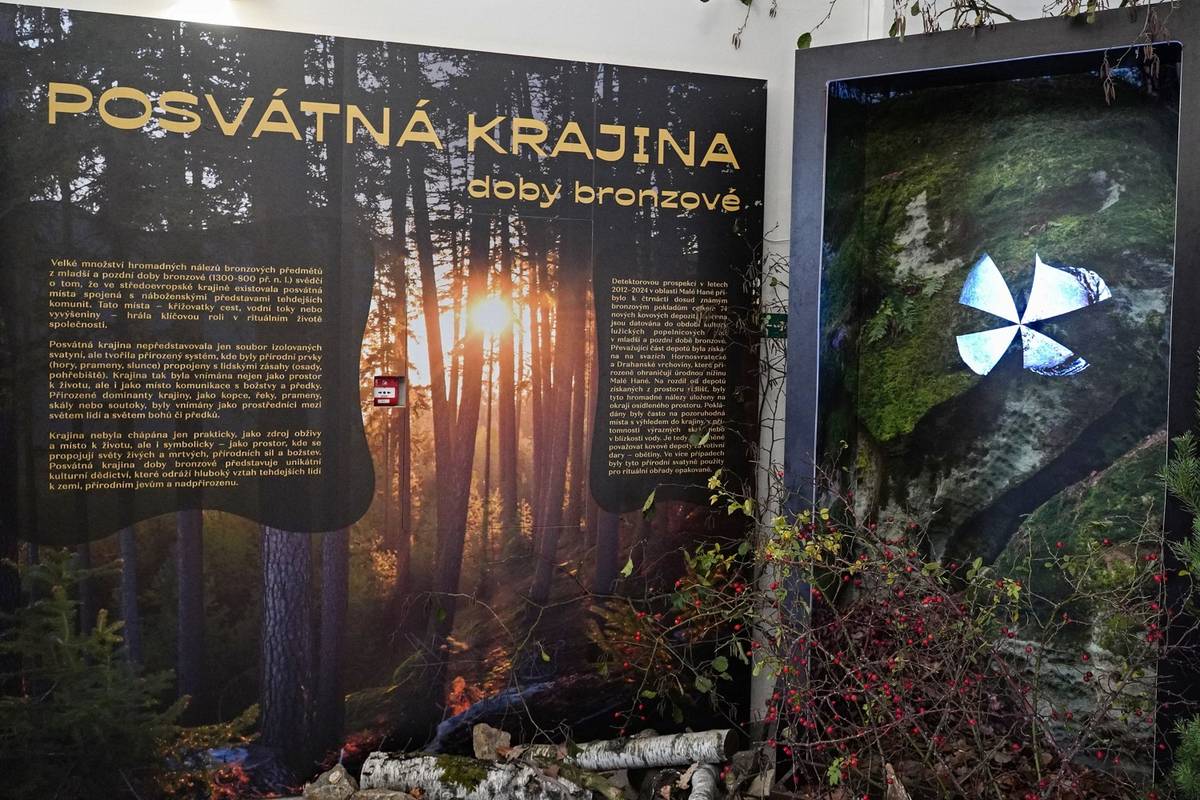 Ve čtvrtek 23. 10. 2025 byla zahájena vernisáží výstava Posvátná krajina doby bronzové – Tajemná místa. Výstava ukazuje unikátní archeologické nálezy ze sbírek jihomoravských muzeí.