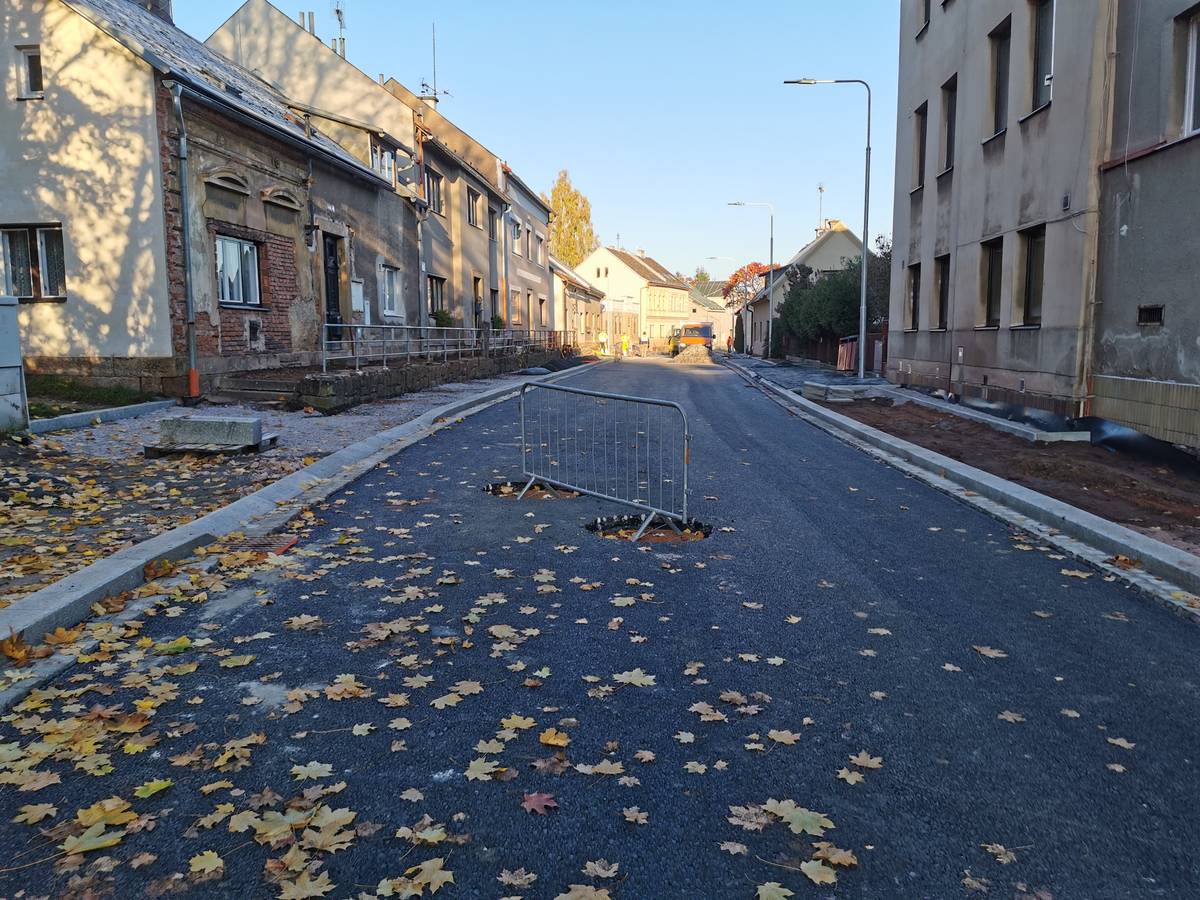 Upozorňujeme na úplné uzavření Lomnické ulice v úseku Hotel Grand až Šlejharova ul. a to od pondělí 27.10. do pravp. dopoledne 29.10. z důvodu pokládky finální asfaltové vrstvy. Děkujeme za pochopení.