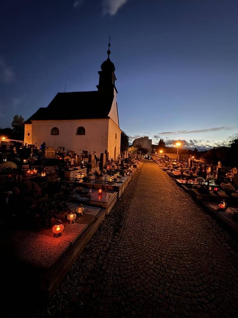 Jak je otevřen městský hřbitov v Hradci nad Moravicí v čase Památky zesnulých? Do středy 5. listopadu 2025 bude hřbitov otevřen denně od 6.00 do 20.00 hodin.   Od čtvrtka 6. listopadu 2025 přechází hřbitov na zimní otevírací dobu a otevřen bude denně od 7.00 do 18.00 hodin. Zimní otevírací doba potrvá do konce března 2026.   Upozorňujeme návštěvníky, že mimo uvedenou otevírací dobu je hřbitov uzamčen. Všichni návštěvníci musí hřbitov opustit nejpozději do uzavírací doby, a to bez předchozího upozornění.