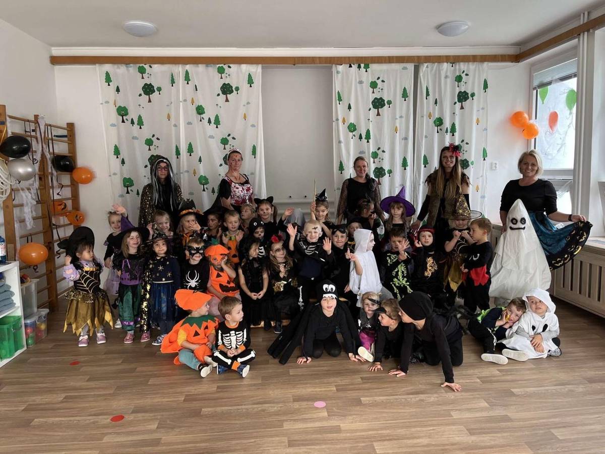 Děti si 23. 10. 2025 užily halloweenský karneval plný tance, her a soutěží. Nechyběla ani módní přehlídka, protože děti měly na sobě krásné strašidelné kostýmy.    https://www.zsmskamyknv.cz/materska-skola/fotogalerie-ms/2025-2026-1/halloweensky-karneval-v-ms-661cs.html