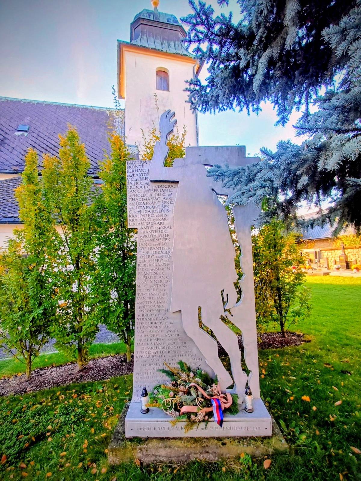 Dnes si připomínáme 107. výročí ode dne, kdy vzniklo samostatné Československo. Tento den se stal symbolem svobody, radosti a oslav splněného snu o samostatné republice. Ať už dnes slavíte jakkoliv, my jsme, jako již tradičně, uctili památku padlých  vojáků u pomníku na místním hřbitově...