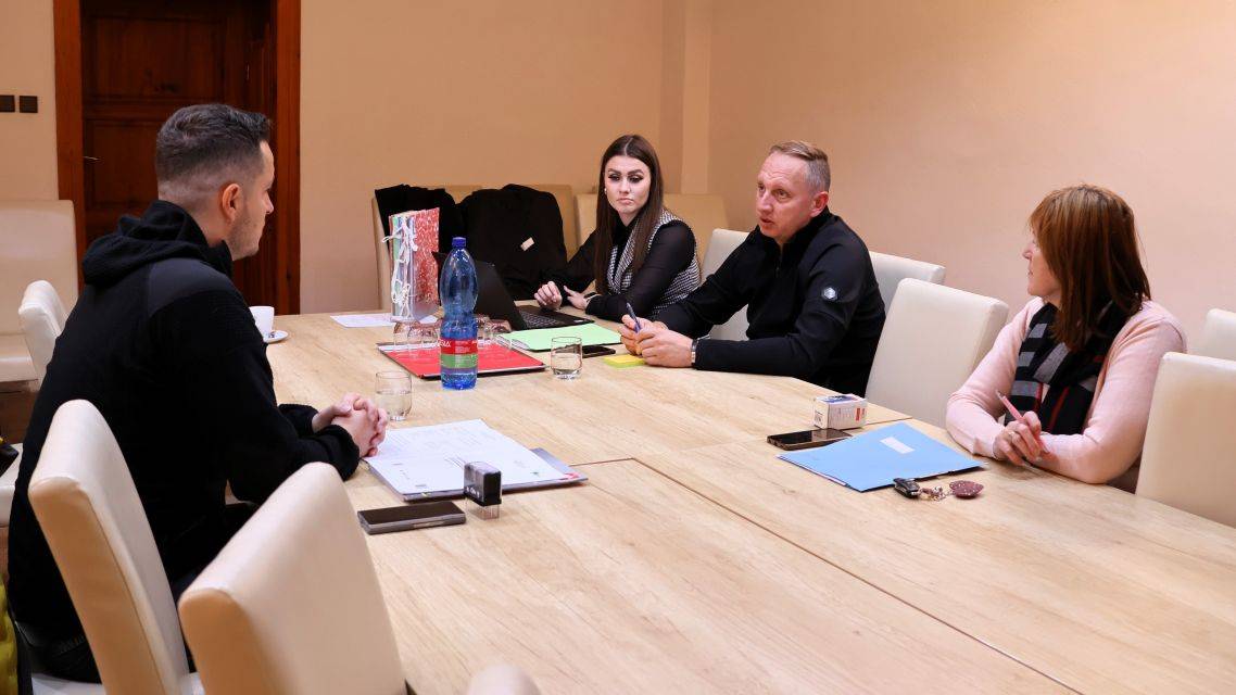 Obec Markušovce odovzdala v utorok 21. 10. 2025 zhotoviteľovi KB Invest s. r. o. z Krompách stavenisko pre projekt „Zberný dvor v obci Markušovce“. Zberný dvor v Markušovciach vyrastie na ulici Brezová, na parcele KN C 1203/21.