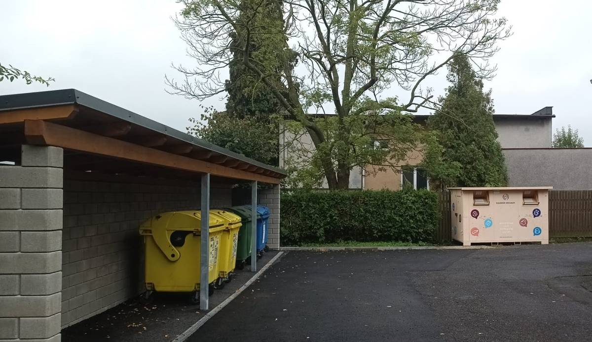 Vážení občané, z důvodu ukončení spolupráce s firmou TextilEco Vás žádáme, abyste  již nevhazovali textilní odapd do bílých kontejnerů. Nově Vám je k dispozici větší kontejner světleoranžové barvy od Diakonie Broumov, který je umístěn u budovy bývalé prodejny Tempo. Prosím využívejte pouze tento kontejner a vhazujte do něj menší balíčky, aby nedocházelo k ucpávání vhozu. Bíle nádoby budou firmou odvezeny. Děkujeme za spolupráci.