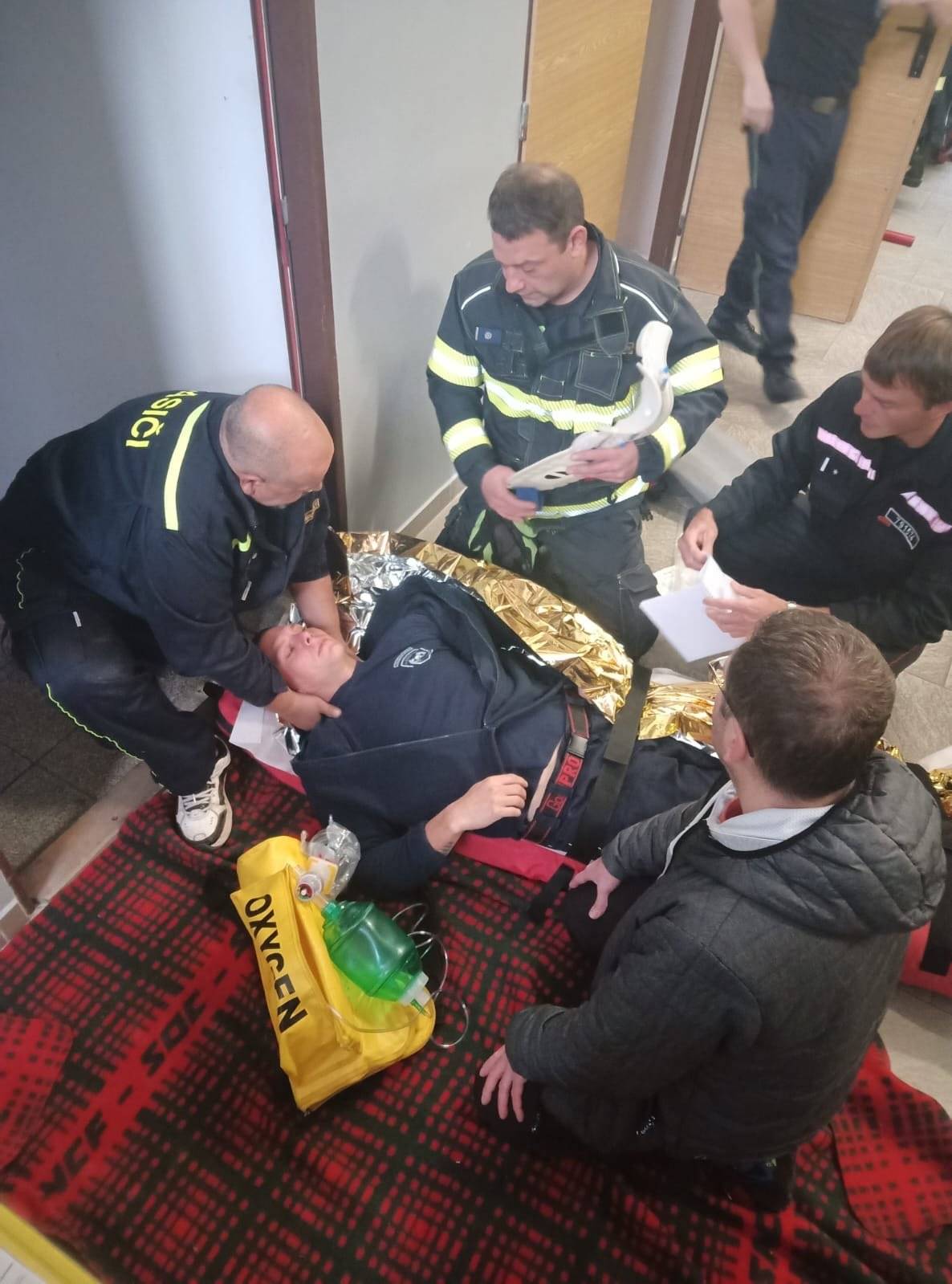 Absolvovali výcvik v ohnivém kontejneru, trénink první pomoci a práci z plošiny. Děkujeme členům JSDH Stráž pod Ralskem za jejich nasazení a ochotu stále se zlepšovat. 👏