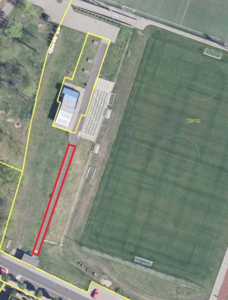 Během příštího týdne začnou práce na novém chodníku v areálu sportoviště v ulici Vrbenského.