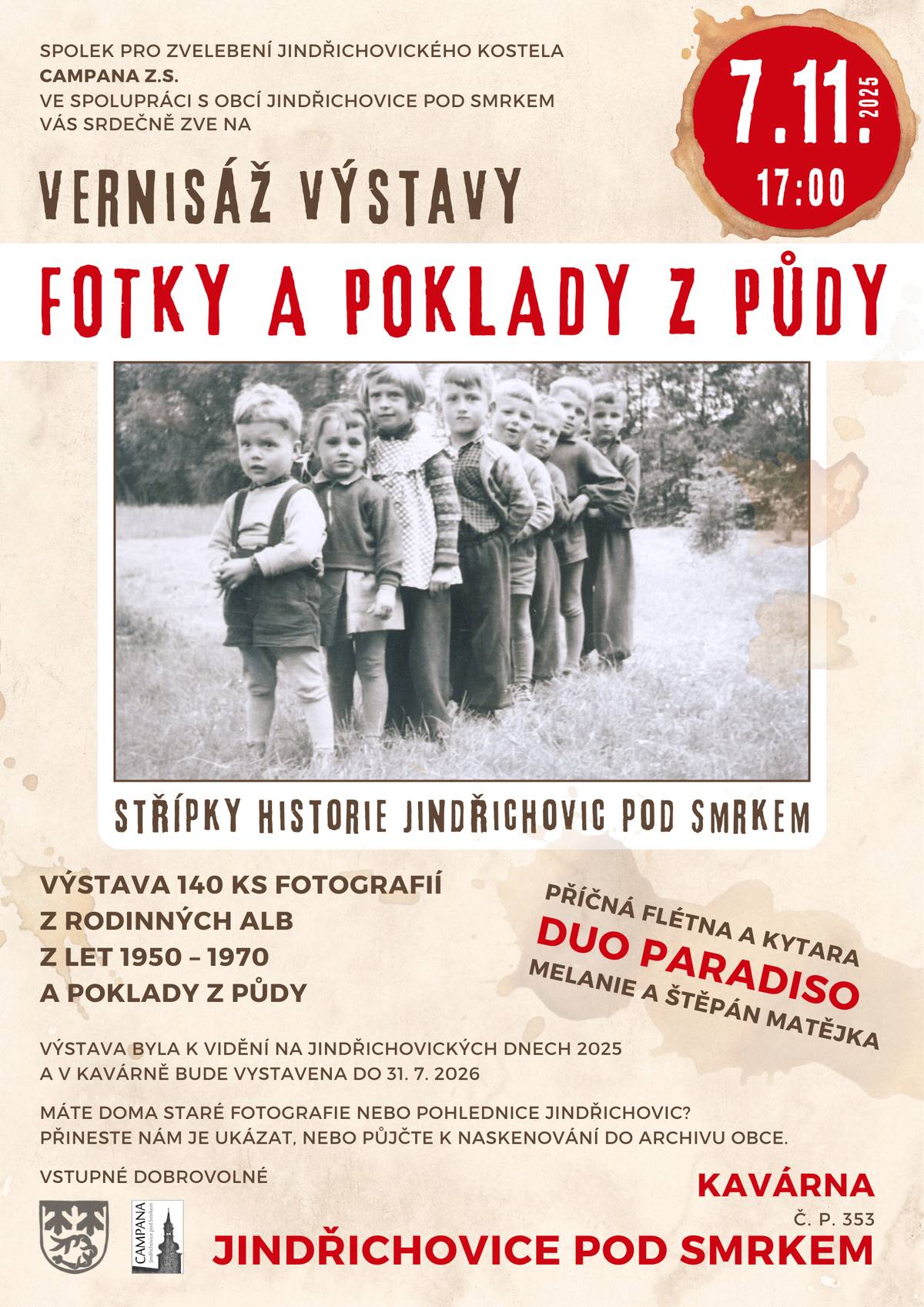 V pátek 7. listopadu 2025 Vás srdečně zveme na VERNISÁŽ „FOTKY A POKLADY Z PŮDY“ od 17:00 v kavárně (č.p. 353) v Jindřichovicích pod Smrkem. Poznáte svého souseda, když byl malý kluk? A jeho maminku ve svatebních šatech? Pomatujete si na paní pokladní a sortiment zboží v obchodě v 60. letech? Přijďte si zavzpomínat a přenést se do minulosti 50.–70. let 20. století v Jindřichovicích pod Smrkem u cca 140 ks fotografií. Těšit se můžete na  11 velikých rámů s množstvím historických fotografií malou sbírku zajímavých historických věciček z půdy hudební vystoupení DUA PARADISO - Melanie a Štěpán Matějkovi (příčná flétna a kytara)  Výstava historických fotografií „FOTKY A POKLADY Z PŮDY" z Jindřichovic pod Smrkem zachycuje skrze portréty, svatební fotografie a momentky z rodinných alb atmosféru let 1950–1970. Výstava fotek a pokladů z půdy byla součástí Jindřichovických dnů 2025 na fotbalovém hřišti pod širým nebem. Výstava bude k vidění v prostoru kavárny do konce července 2026. Pak se historické fotografie z Jindřichovic v rámech vymění za jiné. Děkujeme všem, kteří poskytli své fotky z půdy na výstavu. Tvůrci výstavy: Zdena Kopecká, Kamila Kolaříková, Milan Řehoř, Kathrin Scholz a Karla Salabová. Máte nějaké zajímavé znímky z Jindřichovic do roku cca 1980? Staré pohledy, dokumenty, portréty, o které se chtěte podělit? Budeme moc rádi, když nám je přineste ukázat a půjčíte k naskenování do obecního archivu.
