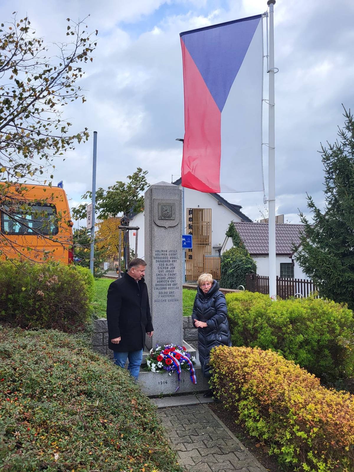 Dnes 28. října si v celé České republice připomínáme vznik samostatného československého státu. Vedení městské části dnes uctilo památku těch, kteří položili své životy za vznik a obranu naší vlasti.                      Starosta Václav Drahorád společně s místostarostkou Janou Draštíkovou položili květinový věnec u místního pomníku padlých za 1. světové války. Nezapomínáme a děkujeme všem, kteří bojovali za vznik našeho samostatného státu i těm, kteří jeho hodnoty chrání dodnes.