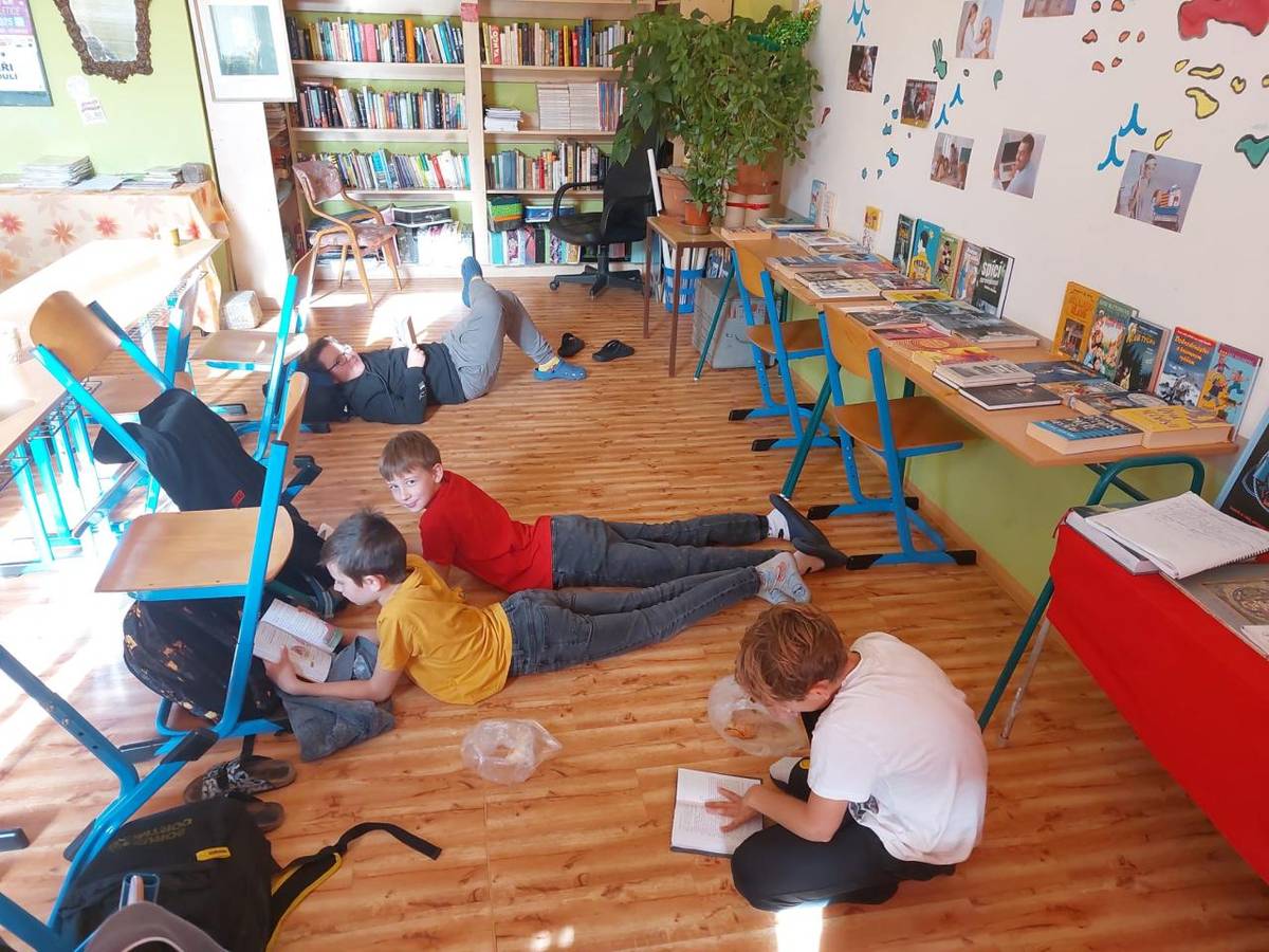 V pátek 24. října 2025 se v 6.A a 6.B hodina českého jazyka proměnila v čtenářskou čajovnu. Při čaji se žáci mohli ponořit do fascinujícího děje svých oblíbených knih, které si k tomuto účelu přinesli.