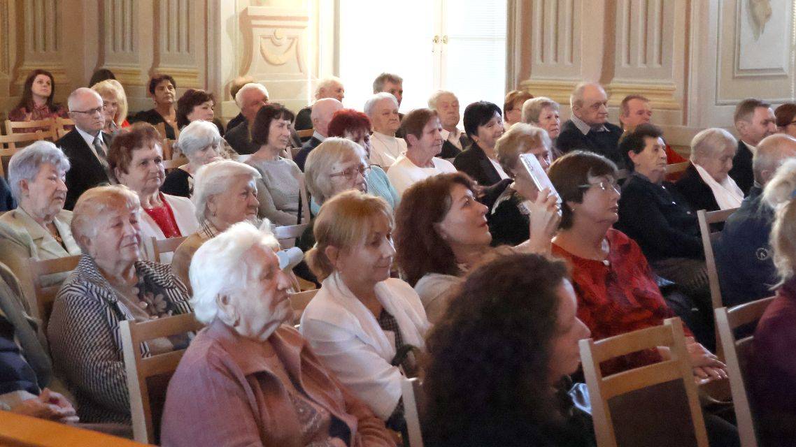 V nedeľu 26. októbra 2025 o 15:00 sme si v Markušovciach opäť uctili našich jubilantov. Na podujatie prišlo približne 70 účastníkov – občanov, ktorí v tomto roku oslávili svoje životné jubileá. Podujatie v mesiaci október každoročne organizuje Obec Markušovce pod taktovkou starostu Petra Fullu. Každý rok je pozvaných približne 110 jubilantov.