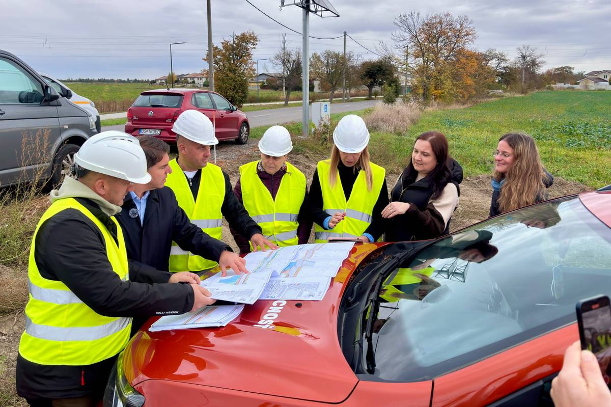 Dnes sme odštartovali práce na budovaní prvého úseku cyklotrasy, ktorá sa stane dôležitou spojnicou medzi základnou školou a železničnou stanicou Miloslavov. Začali sa práce na úseku od Svoradovej ulice po železničnú stanicu Miloslavov.