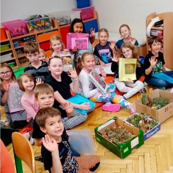 Říjen byl ve školní družině ve znamení vycházek do přírody, sportovních závodů, pracovních a výtvarných činností a hudby. Aktivně jsme se účastnili oslav 740 let obce a připomněli jsme si i svátek sv. Františka, patrona zvířat.