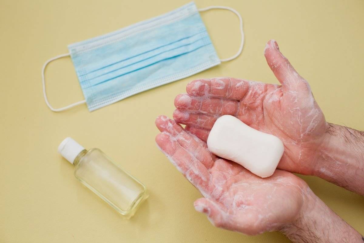 Jeseň je obdobím, keď sa zvyšuje výskyt rôznych infekčných ochorení. Chladnejšie počasie a viac času v interiéri v kombinácii s kontaktom s druhými ľuďmi prispievajú k rýchlejšiemu šíreniu vírusov a baktérií.    Dodržiavaním základných hygienických zásad výrazne znižujeme riziko nákazy:    pravidelne a dôkladne si umývajme ruky teplou vodou a mydlom, používajme dezinfekčné prostriedky na ruky, dbajme na hygienu pri manipulácii s potravinami a osobnými predmetmi, buďme obozretní pri kontakte s väčším počtom ľudí (napr. hromadné podujatia, čakárne a pod.).    Tieto jednoduché opatrenia významne prispievajú k znižovaniu rizika prenosu infekčných chorôb v domácnostiach, na pracoviskách aj vo verejných priestoroch.     Ďakujeme, že svojím zodpovedným prístupom chránite nielen svoje zdravie, ale aj zdravie ostatných.