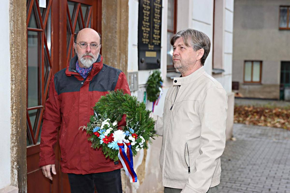 U příležitosti Dne vzniku samostatného československého státu položili starosta Ing. Jan Altman a místostarosta František Blovský věnce k pamětním deskám.