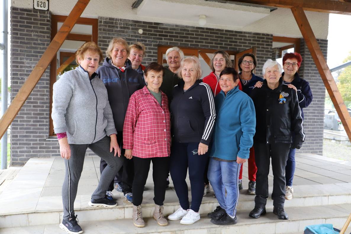 Vo štvrtok 23. októbra 2025 sa uskutočnila brigáda, pri ktorej sa očistil dom smútku v Malej Chocholnej a jeho okolie.