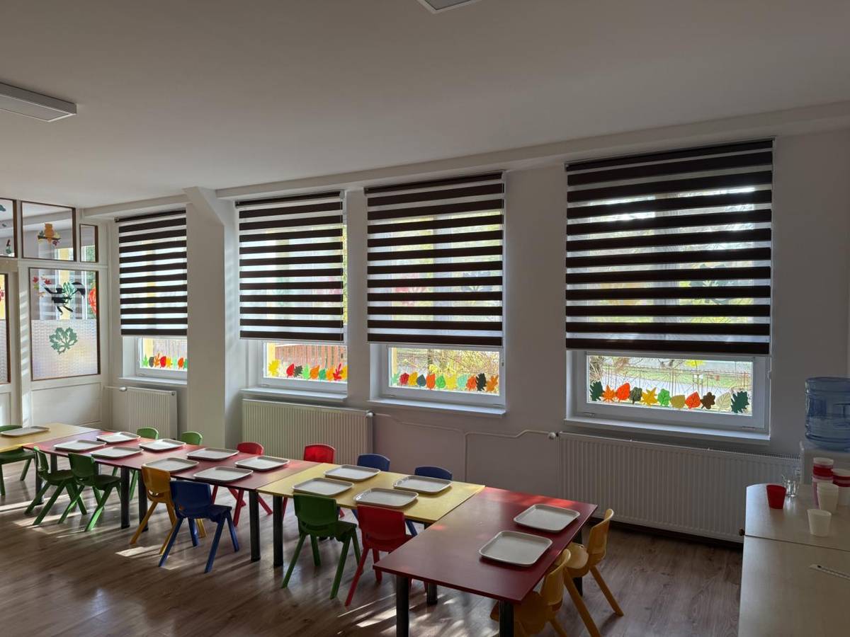 Dve veľké triedy boli znovu vymaľované, pribudli nové lampy, sieťky proti komárom, žalúzie a rozprávkové koberce, aby sa naši škôlkari cítili ešte príjemnejšie.