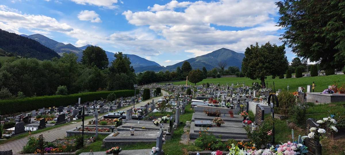 Obec si s úctou pripomína pamiatku zosnulých a v týchto dňoch venuje zvýšenú pozornosť zveľaďovaniu miest ich posledného odpočinku.