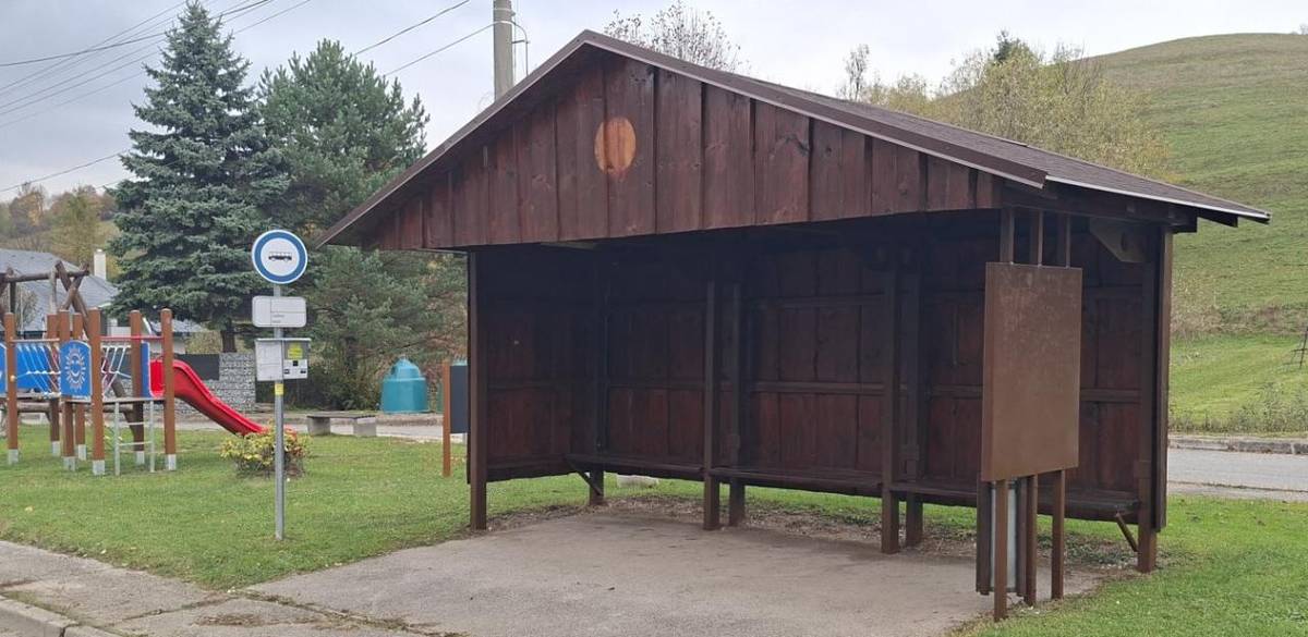 Obec zrealizovala obnovu autobusových zastávok. Cestujúci sa môžu tešiť na obnovené zastávky novým náterom, s opravenou strechou. Veríme, že zmeny prispejú k väčšiemu komfortu pri cestovaní autobusovou dopravou. Prosíme občanov, aby nové zastávky chránili a neničili.