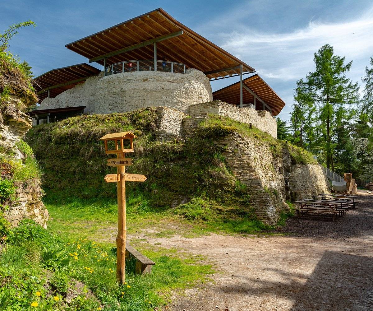 I v tomto roce zakončili sezónu řemeslné trhy. Letos nám počasí opět přálo a tak, i když bylo chladno, bylo krásně a na hrad zavítalo spoustu lidí. Trhovci nabízeli své zboží a podařilo se vyjíst a vypít stánek s občerstvením. Navíc jsme během trhů pokřtili nový papírový model, který jsme uvedli do prodeje. Díky jeho výrobcům z firmy ZArt si nyní může hrad doma postavit každý. Našemu správci se to podařilo ještě před trhy a tak při křtu byl k vidění již hotový model. Děkujeme všem, kteří se zapojili a nebo hrad pouze navštívili.  Na celou galerii se můžete podívat ZDE