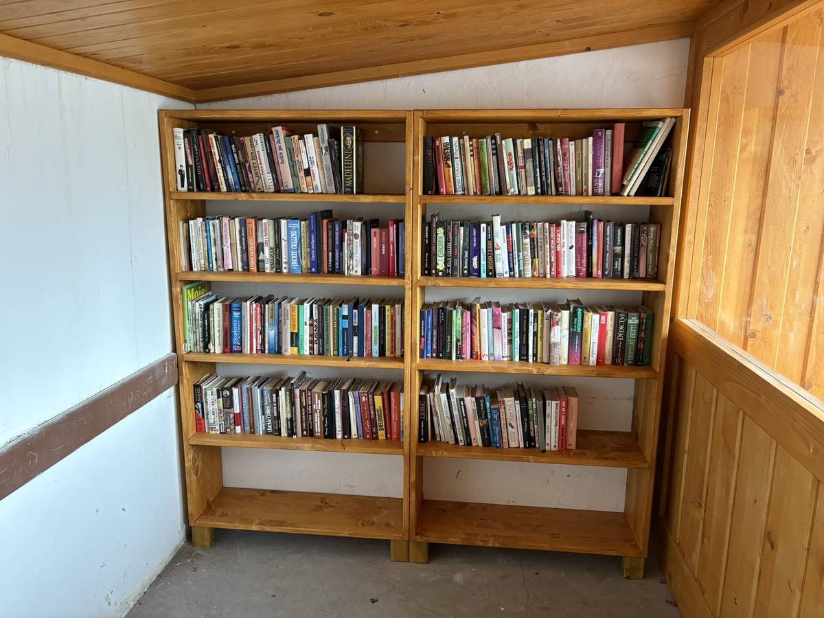 Navštivte naši improvizovanou knihovnu na autobusové zastávce a vypůjčte si knihu,,,  Systém půjč si - přečti - vrať je Vám plně k dispozici. Více na www.obecradesin.cz