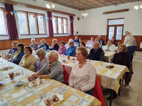 V stredu 22.10.2025 sa v priestoroch kultúrneho domu konalo už tradičné stretnutie seniorov našej obce. Okrem kultúrneho programu detí z našej materskej školy a žiakov zo ZŠ v Žabokrekoch si seniori vypočuli aj prednášku o prevencii kriminality a ochrane seniorov pred podvodníkmi, ktorú predniesla príslušníčka policajného zboru. Všetky informácie, ktoré sa od nej prítomní dozvedeli boli určite užitočné. Posedenie prebiehalo vo veľmi príjemnej atmosfére a bolo pripravené aj malé pohostenie a darčeky.   čítať ďalej